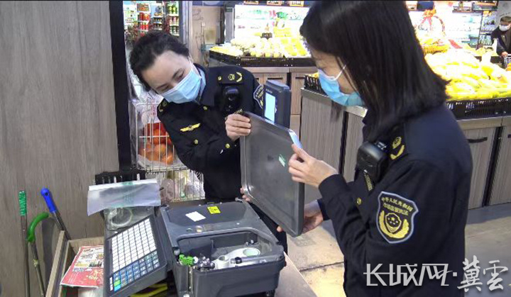 工作人员在超市进行监督检查，切实保护消费者合法权益。