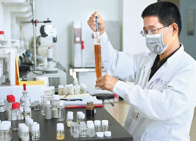 南开大学—沧州渤海新区绿色化工研究院内，来自南开大学的教师高忠文正在进行药品应用测试。该研究院是天津南开大学在校外建设的首个纳入教学和科研总体布局的研究院。