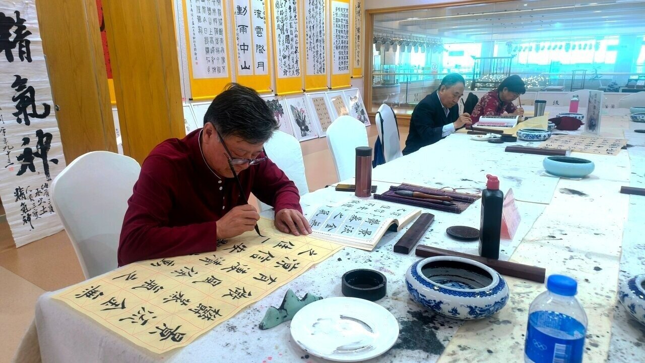 5月8日上午，香河县大爱书院养老中心的老人们正在练习书法。河北日报记者 刘英 摄