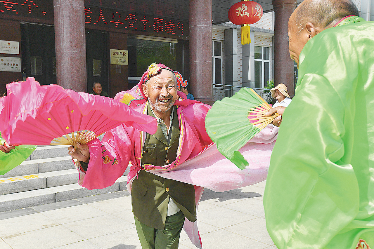 老人们开心地扭着大秧歌。