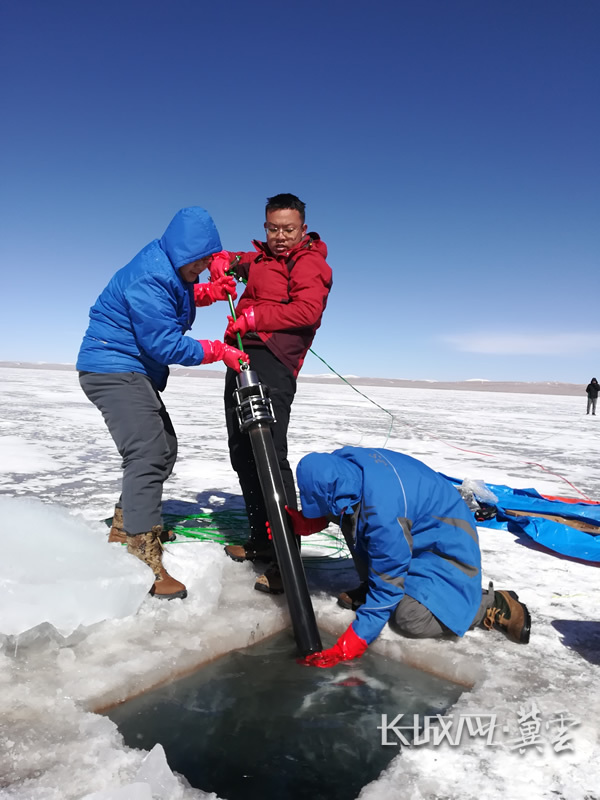 在可可西里地区采集湖泊沉积物样品。