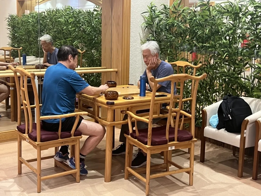 在香河县大爱书院，老人们正在下棋。朱佳莹 摄